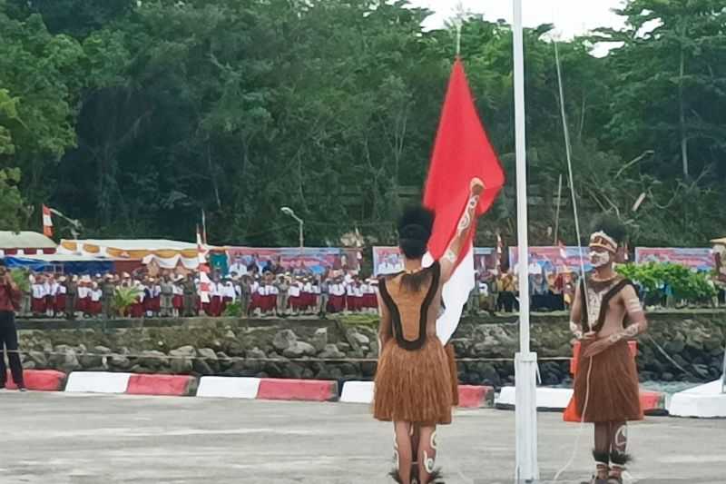 Siswa di Biak Gunakan Pakaian Adat Nusantara Peringati Hardiknas