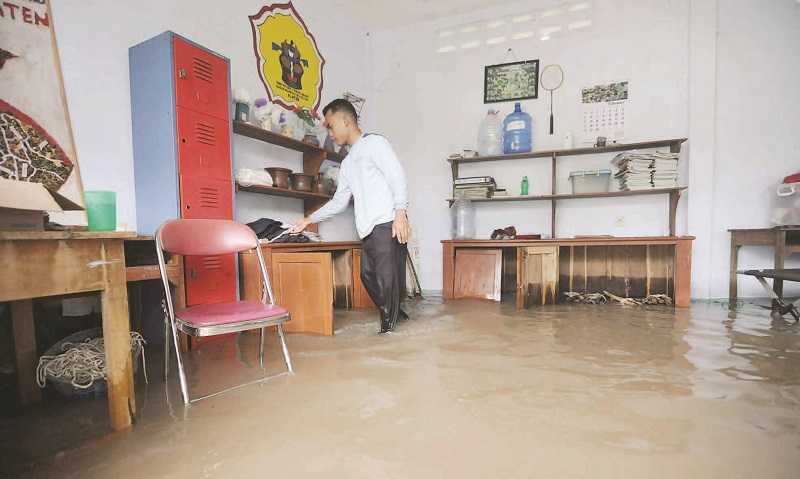 SISWA SMKN 1 ROTA DILIBURKAN KARENA SEKOLAH TERENDAM BANJIR