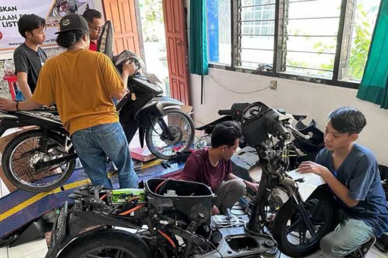 Siswa SMKN 3 Mataram Konversi Sepeda Motor BBM ke Listrik