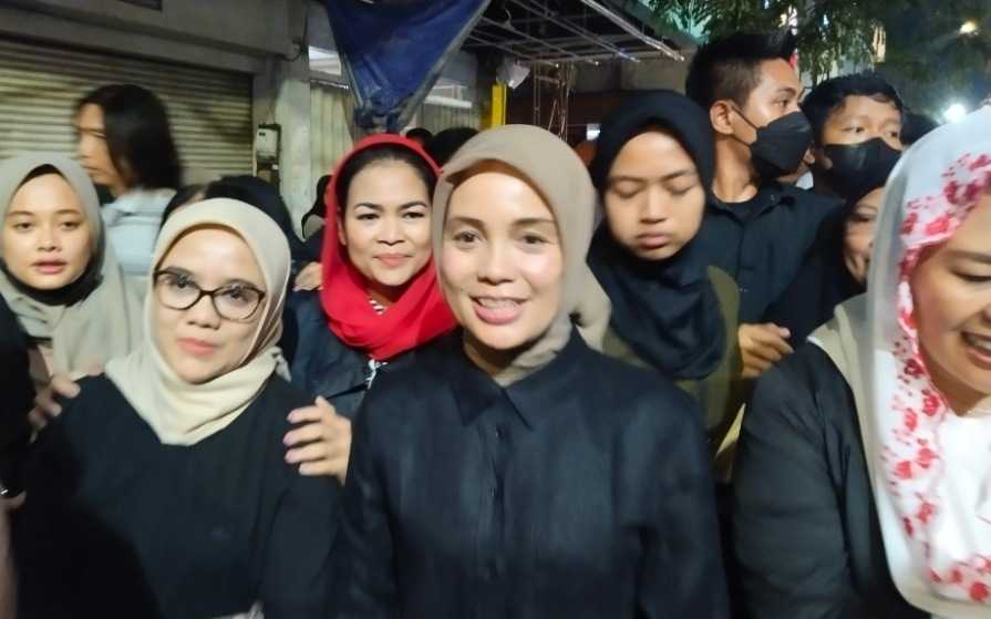 Siti Atikoh Jajan Mie Godog di Jalan Tunjungan Surabaya