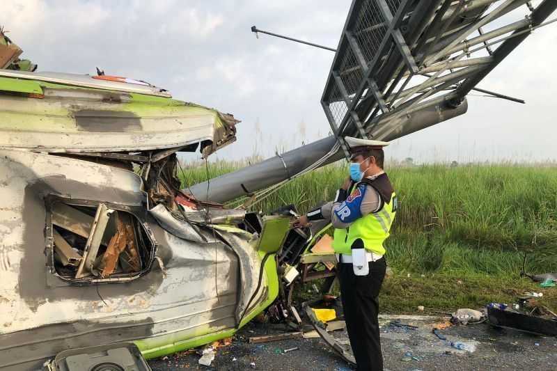 Sopir Bus Pariwisata dalam Kecelakaan Tol Surabaya-Mojokerto Diduga Mengantuk