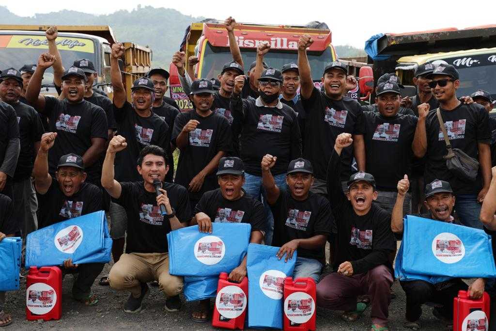 Sopir Truk Dukung Ganjar Beri Bantuan Oli dan Terpal Gratis kepada Pengemudi di Cirebon 4