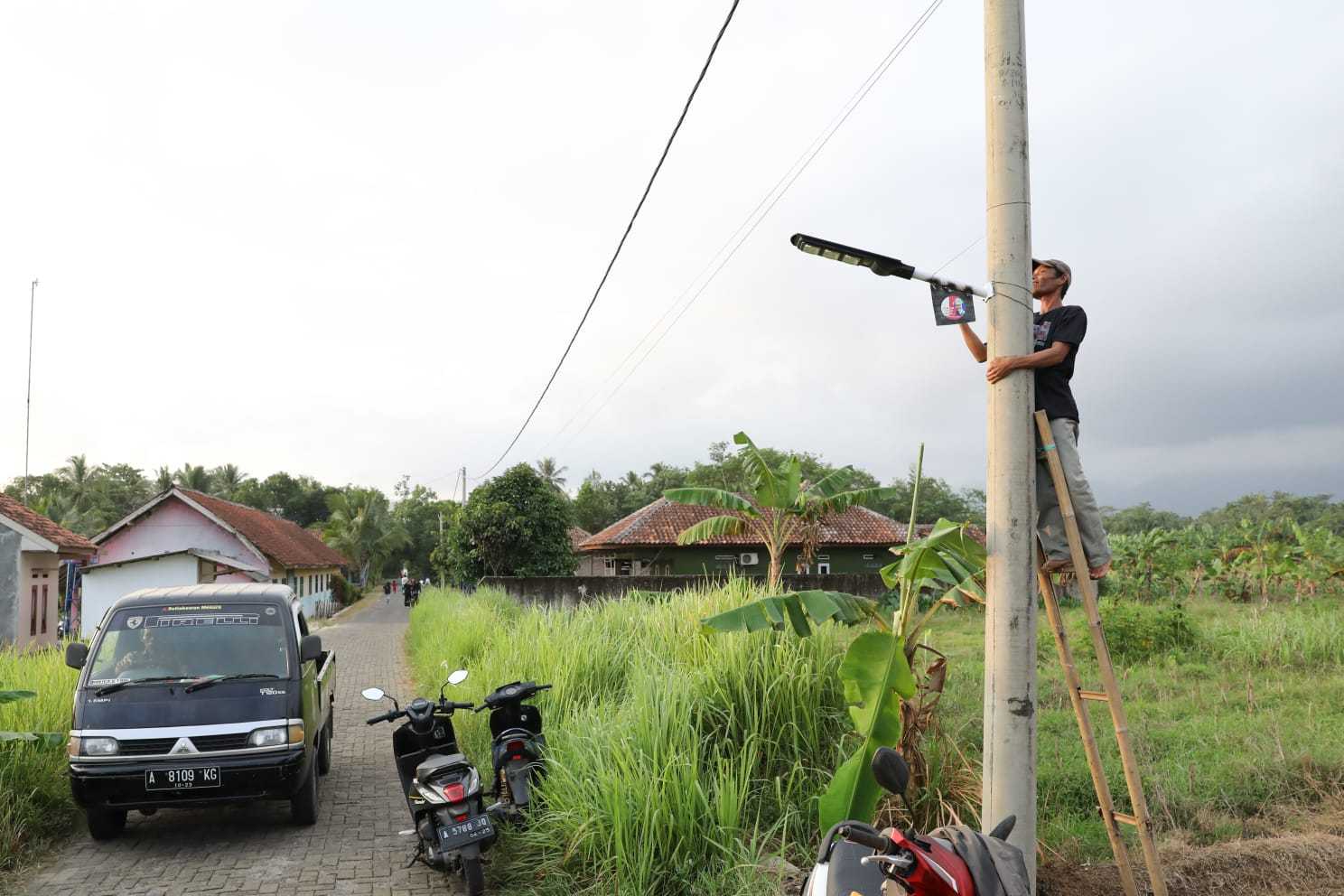 Sopir Truk Dukung Ganjar Berikan Bantuan Lampu Jalan untuk Pangkalan di Pandeglang 2