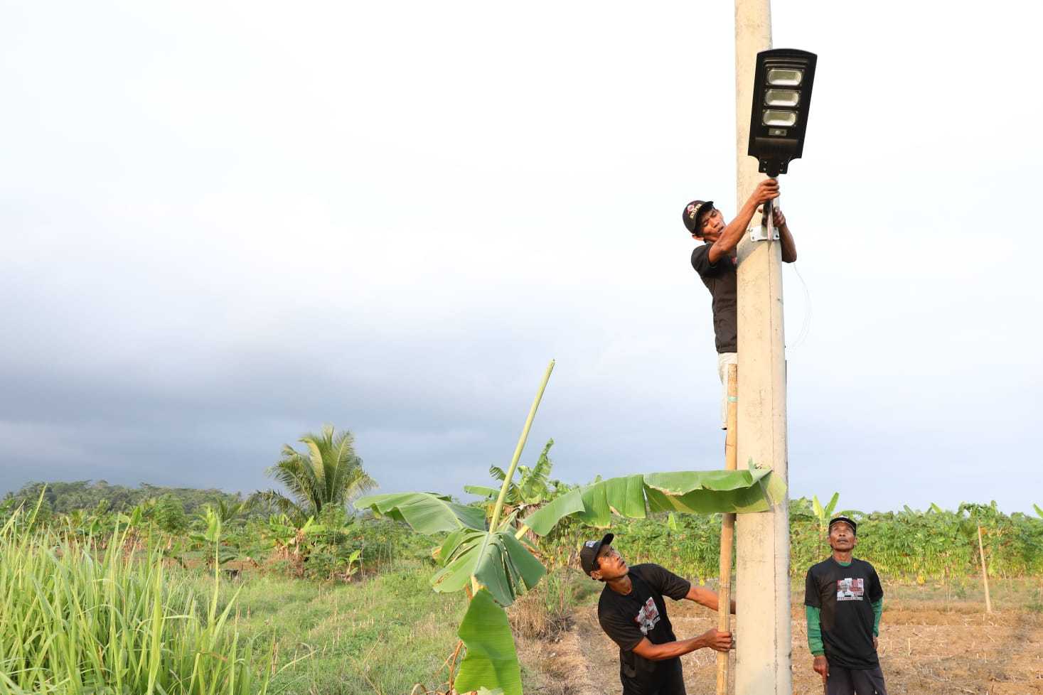 Sopir Truk Dukung Ganjar Berikan Bantuan Lampu Jalan untuk Pangkalan di Pandeglang 3
