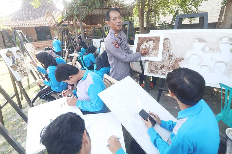 Sosialisasi Pilkada Lewat Melukis