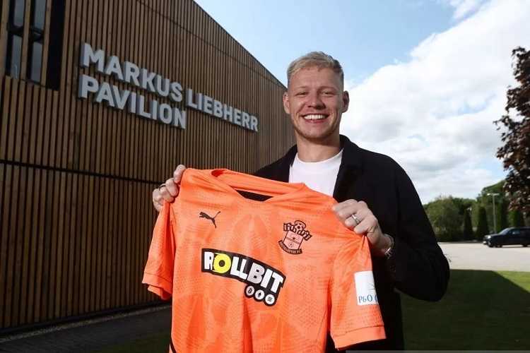 Southampton Resmi Tebus Penjaga Gawang Ramsdale dari Arsenal