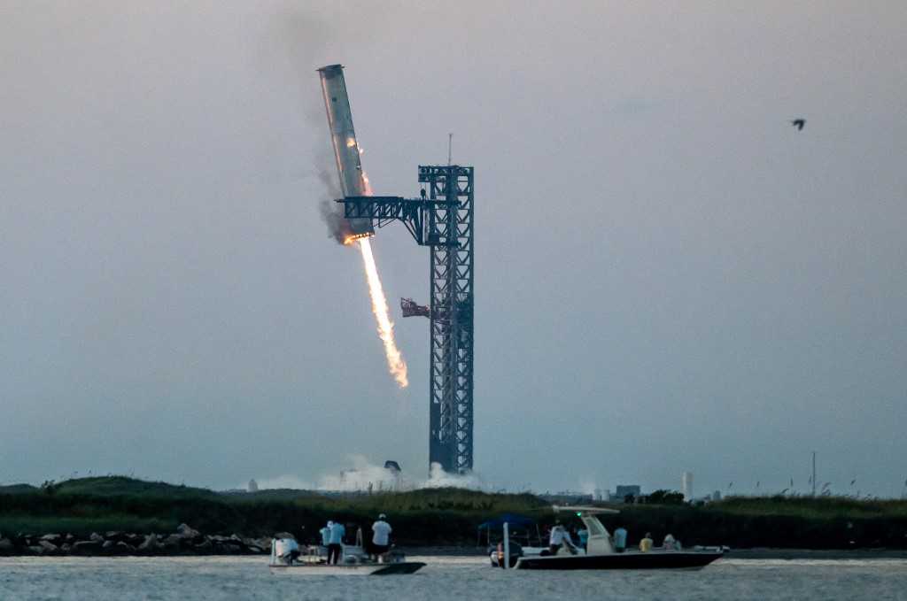 SpaceX Catat Sejarah, Tangkap Roket Super Heavy di Udara! 3