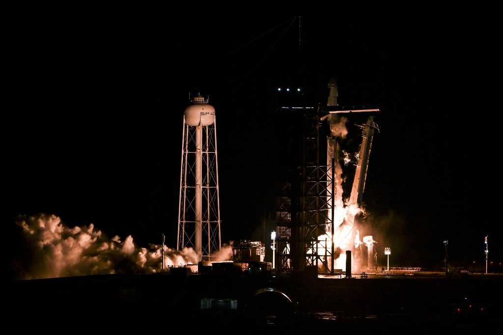 SpaceX Cetak Sejarah, Bisa Terbangkan Warga Sipil ke Luar Angkasa 2