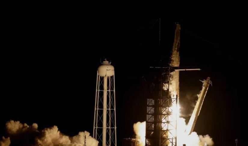 SpaceX Meluncurkan 3 Astronot AS dan 1 Kosmonot Russia ke ISS
