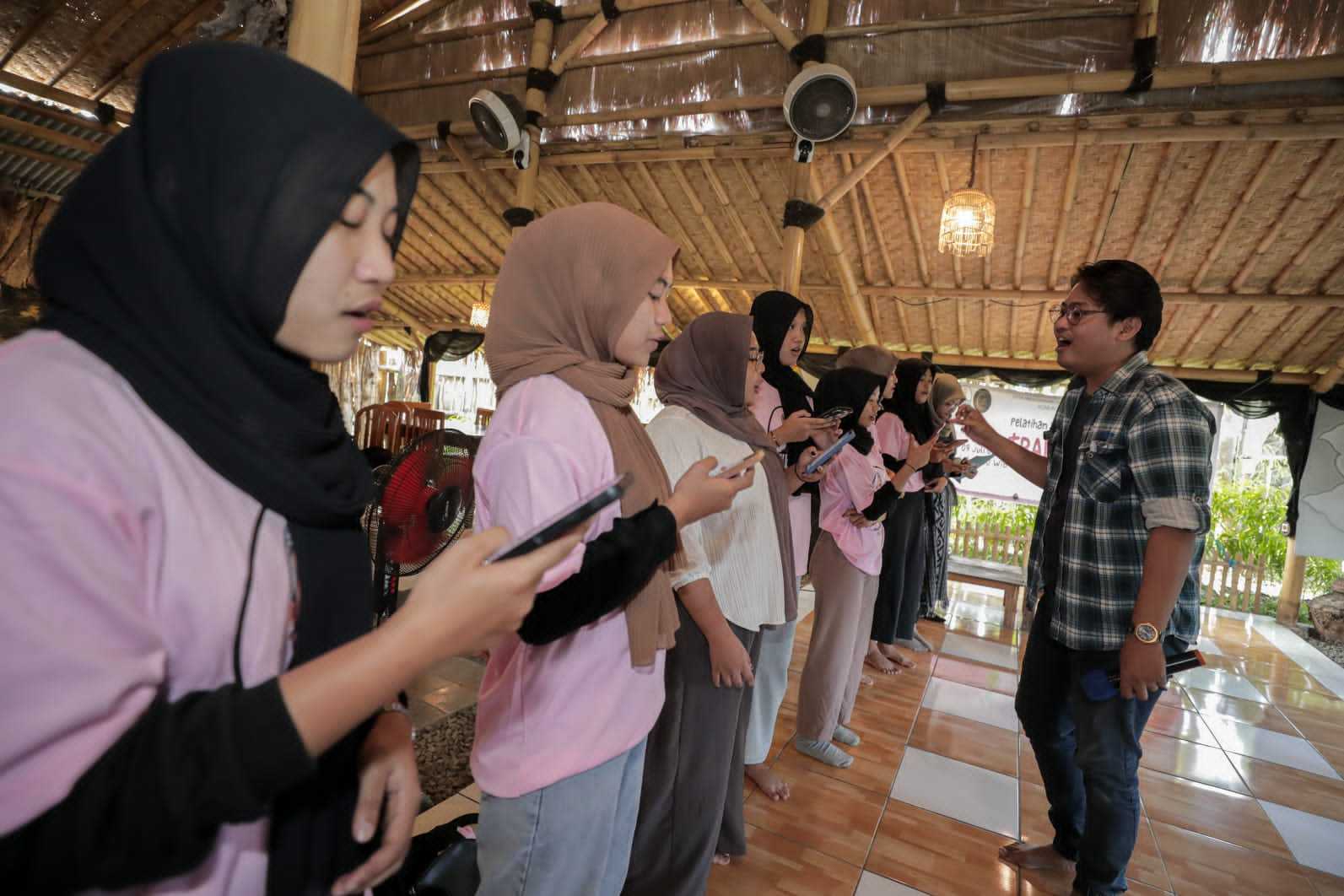 Srikandi Ganjar Gelar Pelatihan Vokal untuk Asah Bakat Milenial di Cirebon 1