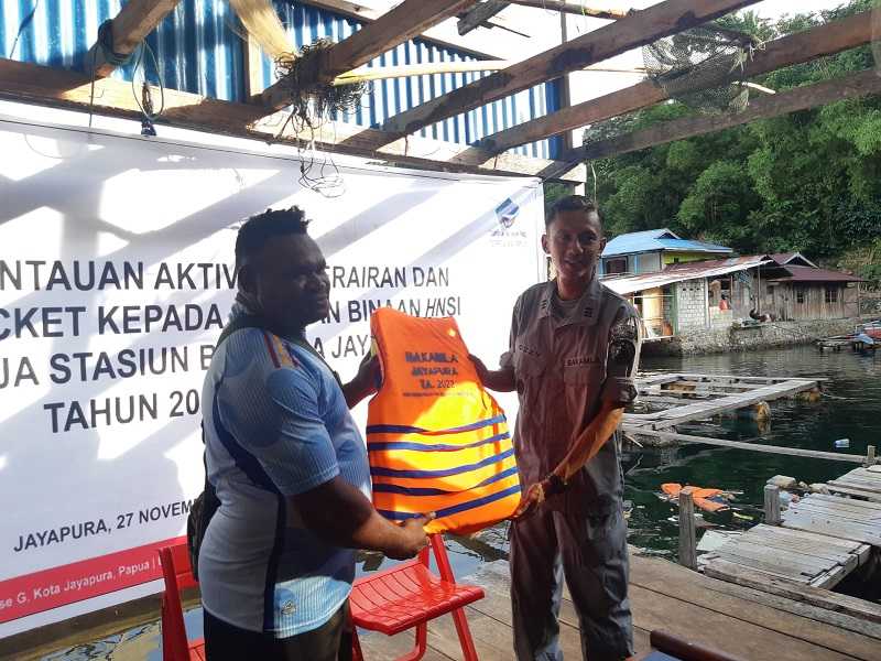 Stasiun Bakamla Jayapura Bagikan 30 'Life Jacket' Kepada Nelayan