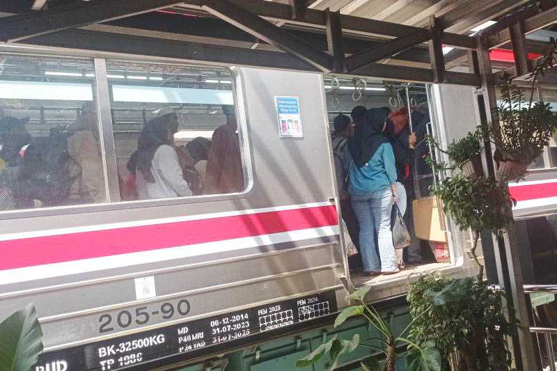 Stasiun KA Rangkasbitung operasikan 150 kereta pulang pergi