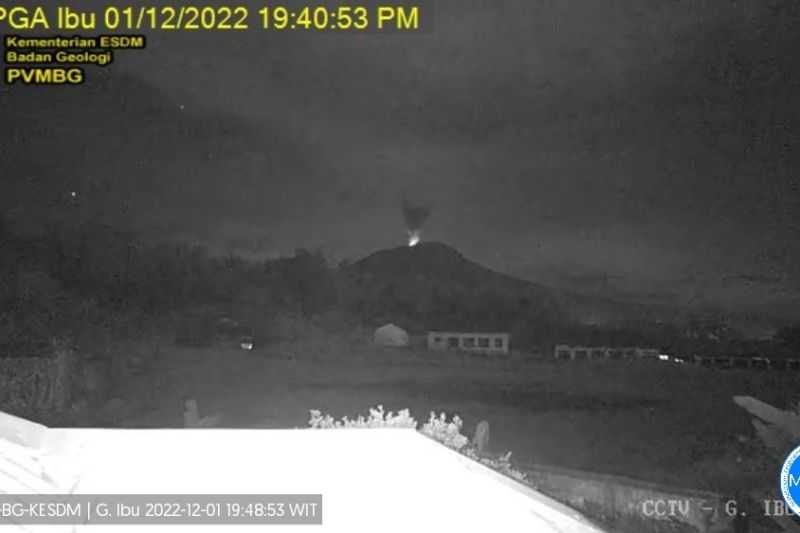 Status Waspada, PVMBG: Gunung Ibu Erupsi Lontarkan Abu Setinggi 800 Meter