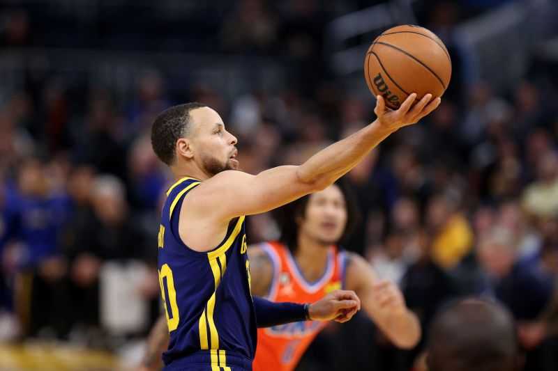Stephen Curry Menangkan Warriors di 0,7 Detik Terakhir Atas Suns