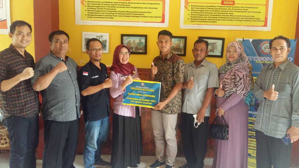 STT Migas Cilacap Beri Beasiswa kepada Kerabat Alumni SMPN 1 Kemranjen Banyumas Jawa Tengah dari Keluarga Tak Mampu yang Berprestasi