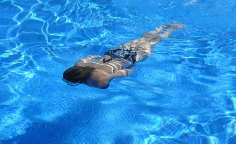 Studi Ungkap Berenang di Air Dingin Dapat Bantu Ringankan Gejala Menopause