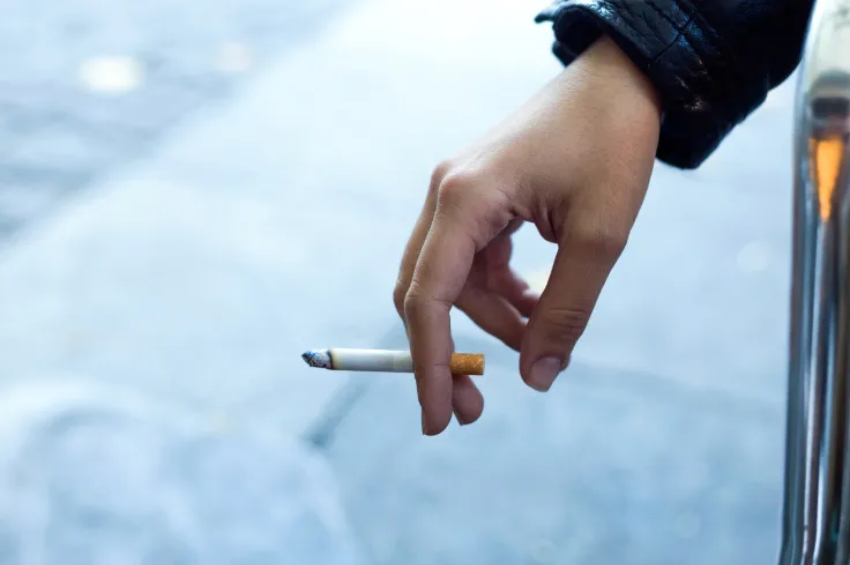Studi Ungkap Merokok Tingkatkan Risiko Penurunan Kognitif pada Lansia