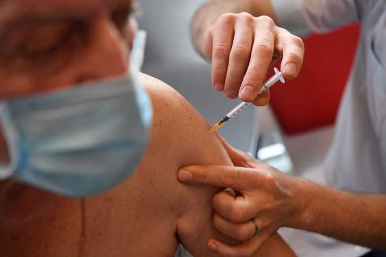 Studi: Vaksin Mencegah Gejala Parah Covid-19 di Kalangan Lansia