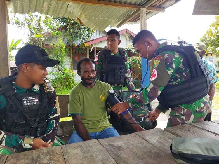 Suasana Baru Distrik Apahapsili, Satgas YR 142/KJ Silaturahmi Berikan Layanan Kesehatan