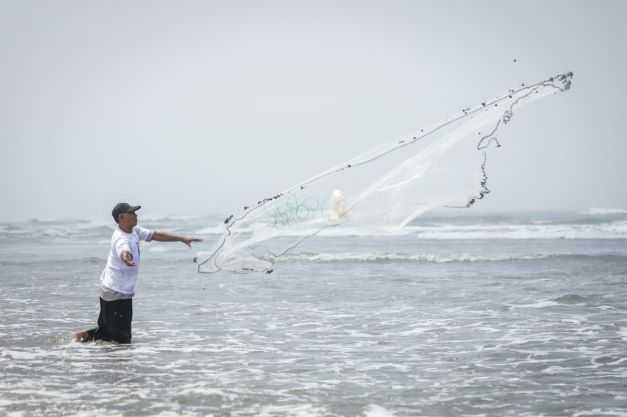 Sukarelawan Balad Ganjar Beri Jaring Ikan, Nelayan Kini Bisa Tingkatkan Jumlah Tangkapan