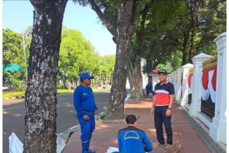 Suku Dinas SDA Jakarta Pusat Bersihkan Jaringan Drainase di Kawasan Istana Negara