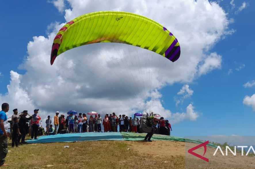Sumenep Gaet Wisatawan dengan Festival Paralayang