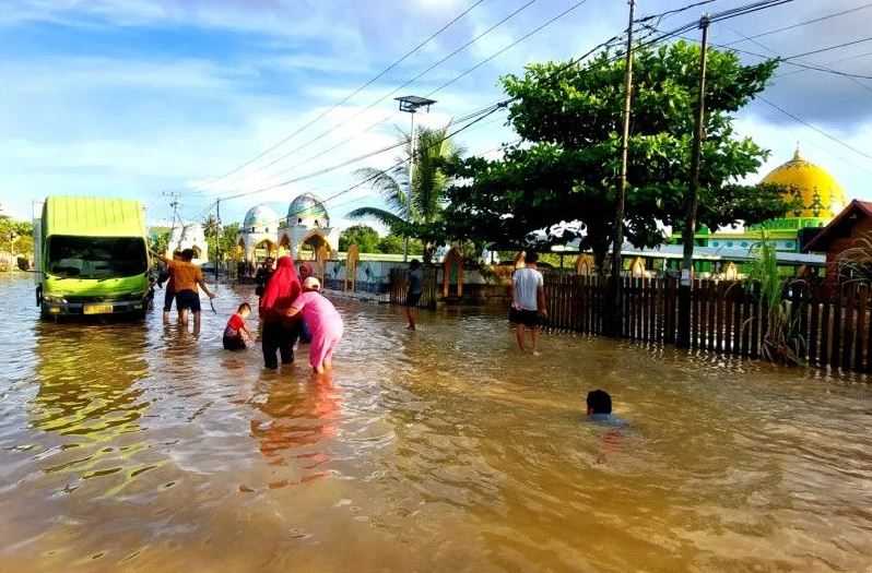 Sungai Kayan Meluap, Warga Malah Senang, Bisa Jadi 'Waterpark' Dadakan