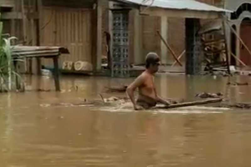 Sungguh Mengenaskan, Ribuan Warga Ini Rayakan Tahun Baru di Tengah Genangan Banjir