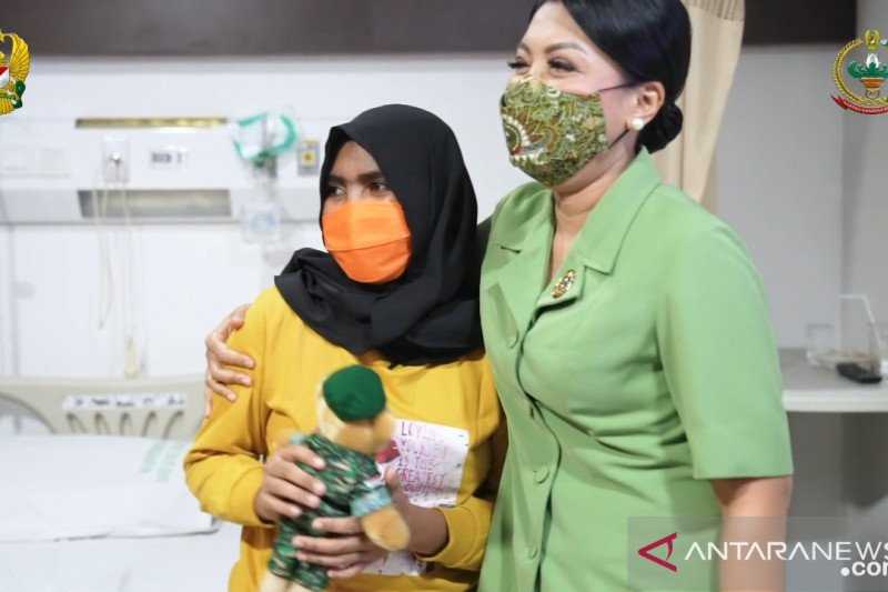 Sungguh Mengharukan, Sapaan Istri KSAD saat Jenguk Anak Prajurit TNI Pascaoperasi Pengangkatan Tumor