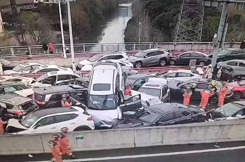 Tabrakan Beruntun di Jalan Tol Tiongkok, 100 Mobil Ringsek