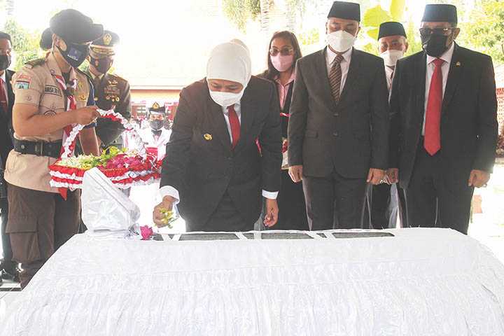 Tabur Bunga di Makam Pahlawan Dr Soetomo