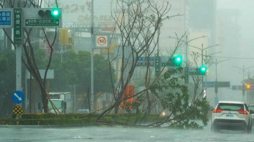 Taiwan Bersihkan Wilayah Selatan Setelah Topan Krathon Menerjang