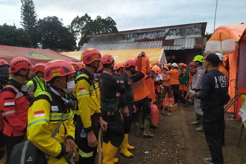 Tak Kenal Lelah, Tim SAR Lanjutkan Pencarian 14 Korban Gempa Cianjur