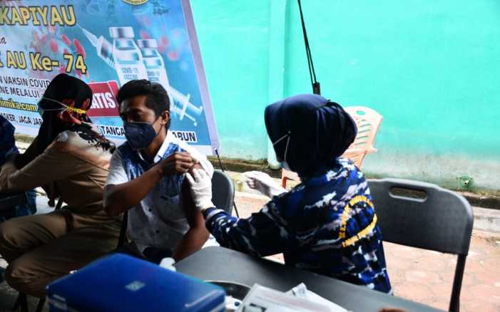 Tak Kenal Lelah, TNI AL Lakukan Serbuan Vaksinasi di Mimika Papua