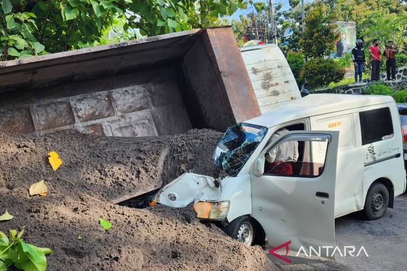 Tak Kuat Nanjak, Truk Pasir Timpa Sejumlah Kendaraan di Semarang
