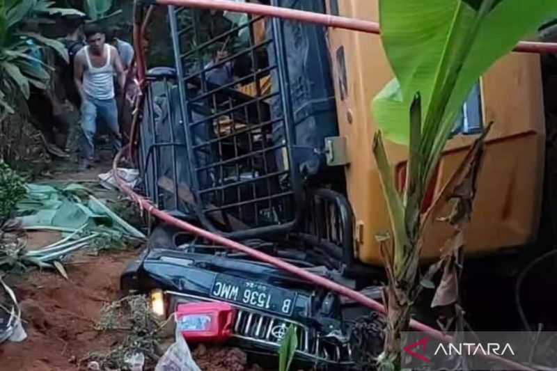 Tak Kuat Nanjak, Truk Tronton Mundur Hantam Mobil Kijang, Satu Keluarga Tewas