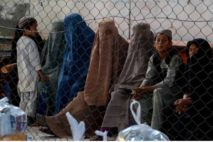 Taliban Perintahkan LSM Pecat Semua Pekerja Perempuan