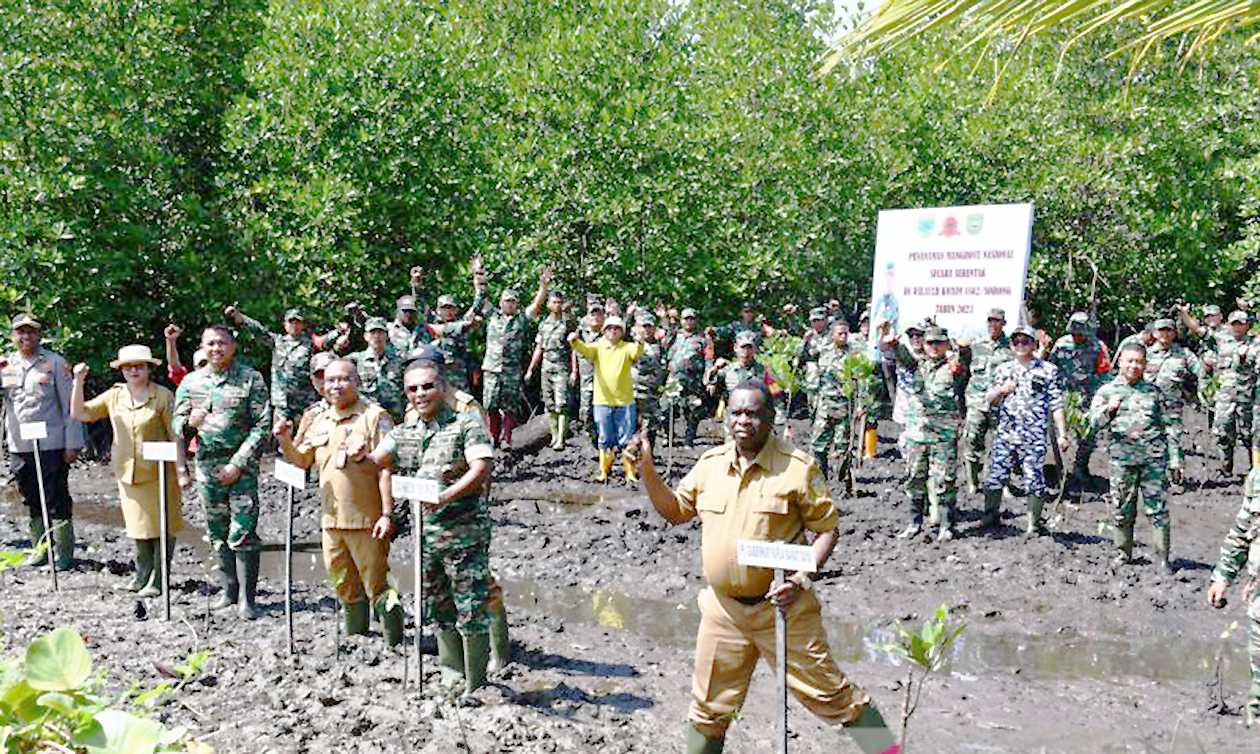 Taman Wisata Sorong Ditanami 1.900 Bibit Mangrove