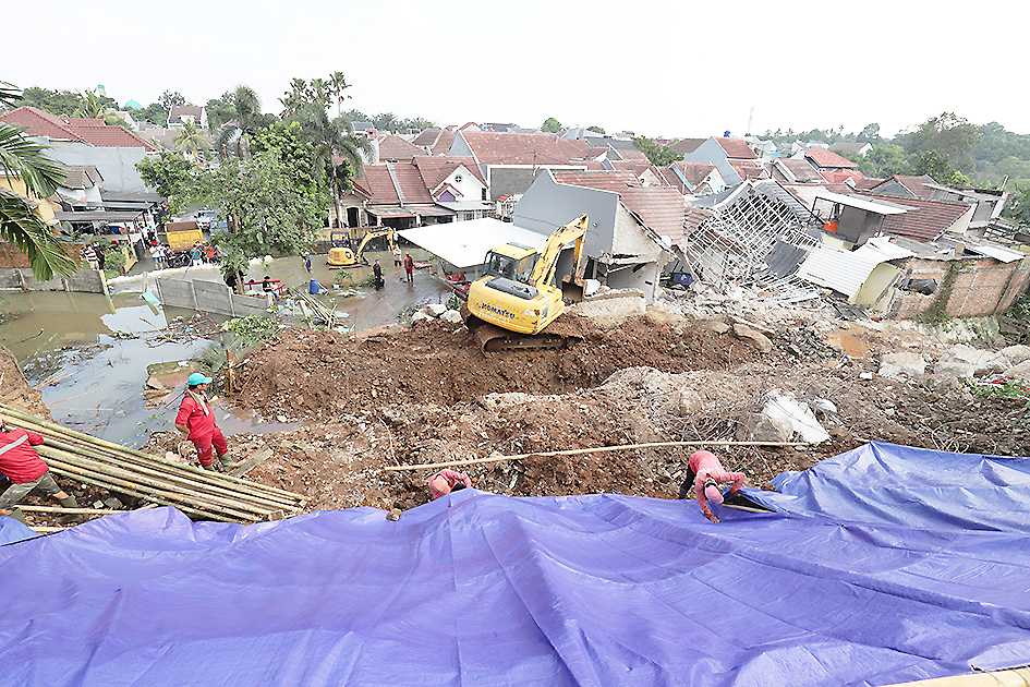 Tanah Longsor Timpa Rumah