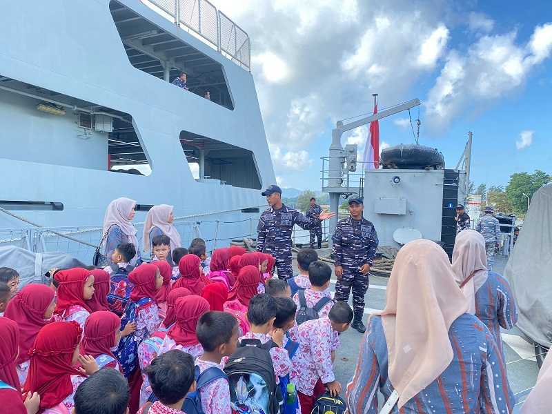 Tanamkan Cinta Bahari Sejak Dini, Pelajar TK-SMA Tur Kapal Perang TNI AL