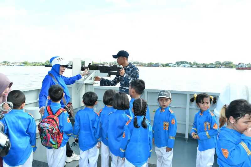 Tanamkan Wawasan Kebaharian, TK Mentari Pontianak Kunjungi KRI Sembilang-850 dan KAL Lemukutan  II-12-15