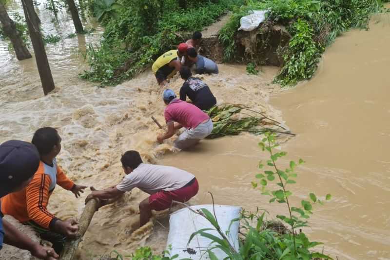 Tanggul Sungai Jebol, Rumah Warga di Bawah Gunung Kendeng Terendam Banjir