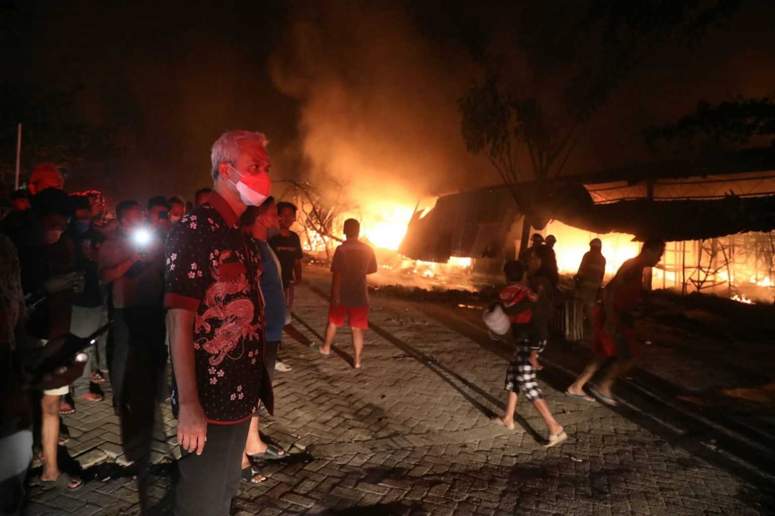 Tangis Pedih Pedagang Pasar Johar Semarang Sesaat Setelah Terbakar: Pak Ganjar, Tolong pak, Daganganku Ludes Pak, Iki Kepiye Pak