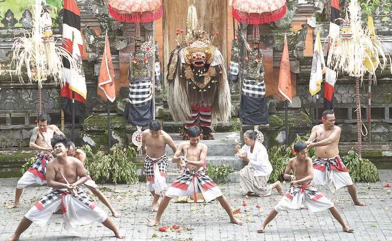 TARI BARONG DAN KERIS DIMINATI PARA WISATAWAN MANCANEGARA