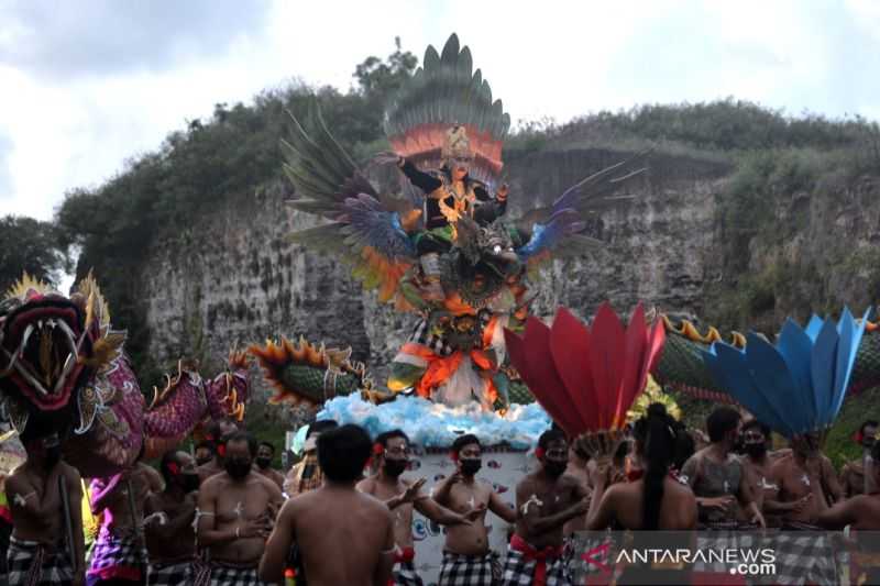 Tari Kecak Hibur Pengunjung GWK