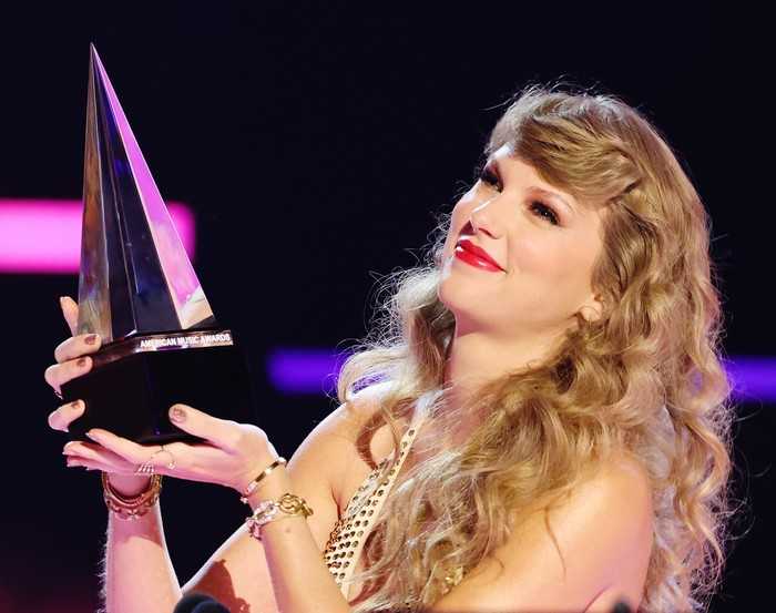 Taylor Swift Raih Trofi Teratas di American Music Awards Mengalahkan Beyonce hingga Adele