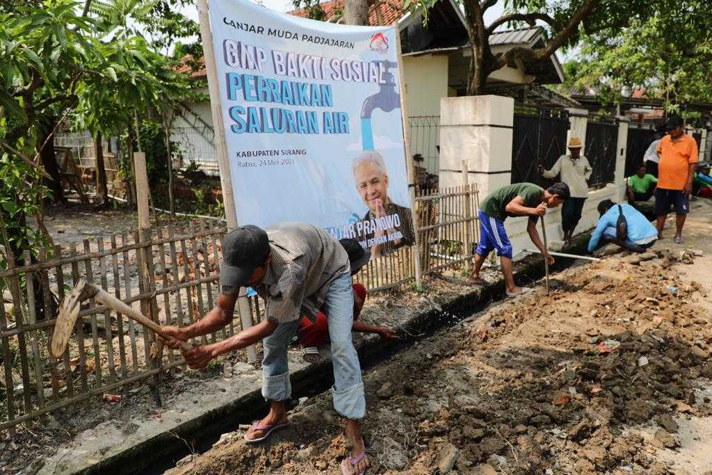 Tebar Kebaikan dan Gelar Baksos Perbaikan Saluran Air di Subang
