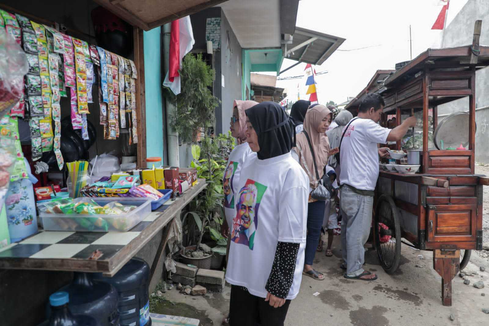 Tebar Kebaikan di Jumat Berkah, Gardu Ganjar Borong Dagangan UMKM dan Sajikan Jajanan Gratis 2