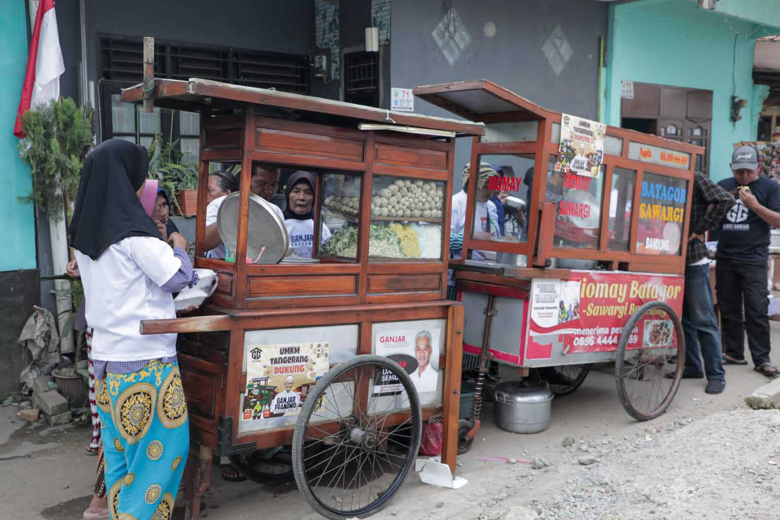 Tebar Kebaikan di Jumat Berkah, Gardu Ganjar Borong Dagangan UMKM dan Sajikan Jajanan Gratis 4