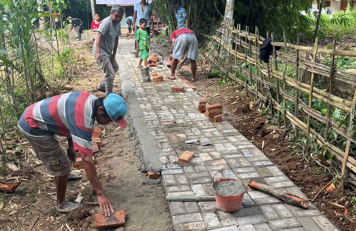 Tebar Kebaikan, Relawan Ganjar Milenial Center Bangun Paving Blok di Lebak Banten